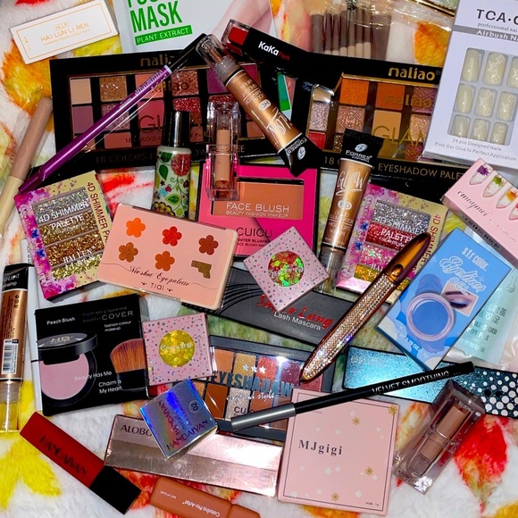 💋Random Make Up Scoop💄(AT LEAST 15 PIECES) 💋 - Picture 2 of 2